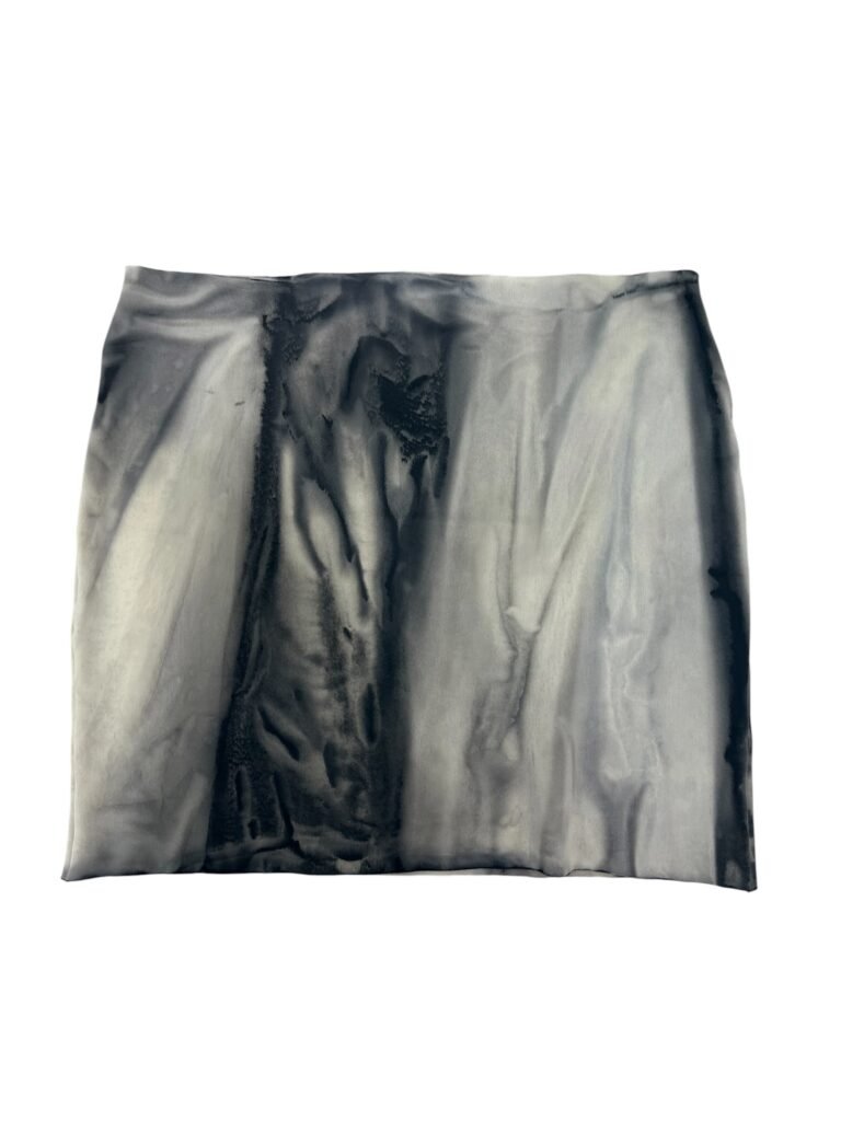 Mini skirt in mist, Critical Poetry